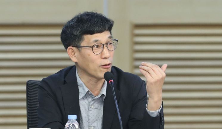진중권 전 동양대 교수가 지난 15일 오전 서울 여의도 국회 의원회관에서 열린 '제21대 총선을 말하다! 길 잃은 보수정치, 해법은 무엇인가?' 토론회에서 발언하는 모습.사진=연합뉴스