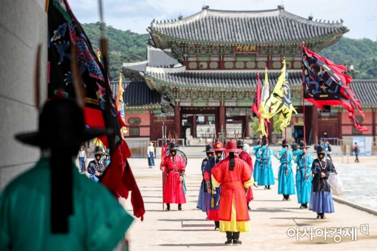 20일 서울 종로구 경복궁에서 신종 코로나바이러스 감염증으로 중단됐던 수문장 교대의식이 다시 열리고 있다. 경복궁 수문장 교대의식은 지난 2월 27일 중단된 이후 83일 만이다./강진형 기자aymsdream@