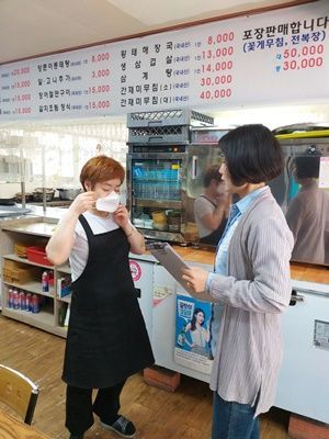 진도군은 관내 음식점 및 유흥주점을 대상으로 생활 속 거리두기 지침 준수 여부와 위생 상태를 점검했다. (사진=진도군 제공)