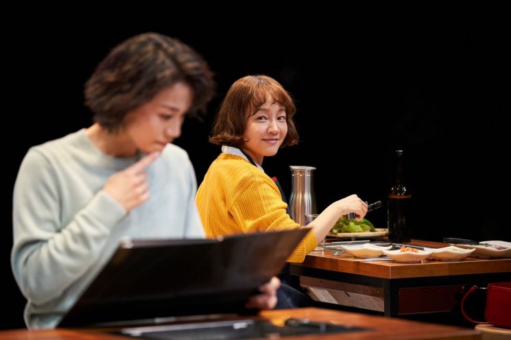 연극 '1인용 식탁' 공연 장면  [사진= 두산아트센터 제공]