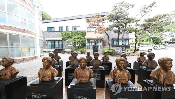 19일 후원금 집행 문제에 대한 내부 고발이 나온 경기도 광주시 나눔의 집에 돌아가신 위안부 피해 할머니들의 흉상이 세워져 있다.
