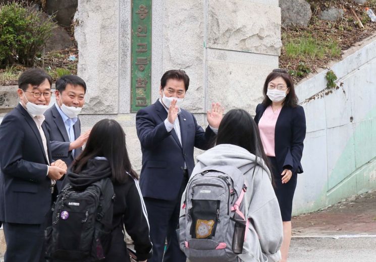 백군기 용인시장, 역북 용인고 찾아 등교 학생 격려