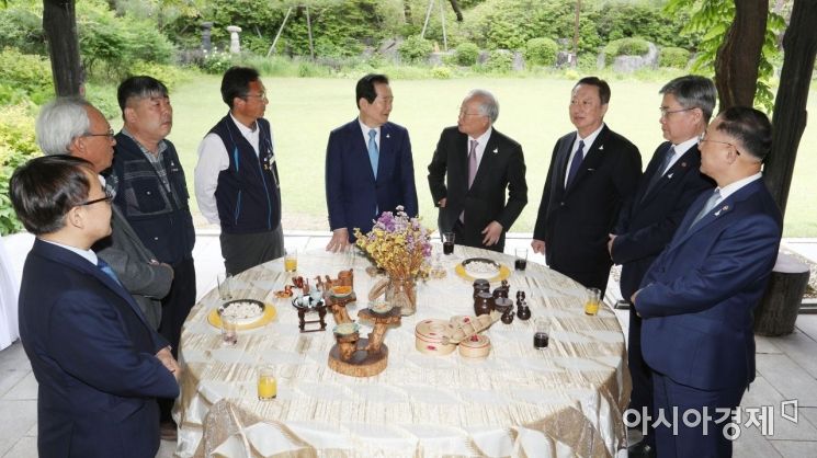 정세균 국무총리를 비롯한 노사정 대표자들이 20일 서울 종로구 총리공관에서 열린 '코로나19 극복 위한 노사정 대표자회의'에 앞서 의견을 나누고 있다. 왼쪽부터 김용기 일자리위원회 부위원장, 문성현 대통령직속 경제사회노동위원장, 김동명 한국노총 위원장, 김명환 민주노총 위원장, 정 총리, 손경식 경총회장, 박용만 대한상공회의소 회장, 이재갑 고용노동부 장관, 홍남기 경제부총리./강진형 기자aymsdream@