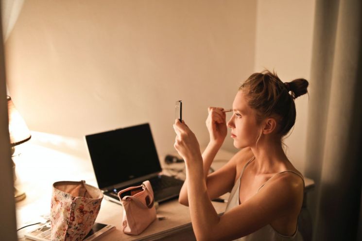 '얼굴의 지붕' 눈썹을 사수하기 위한 아이템, 아이브로우 틴트. 사진=Pexels