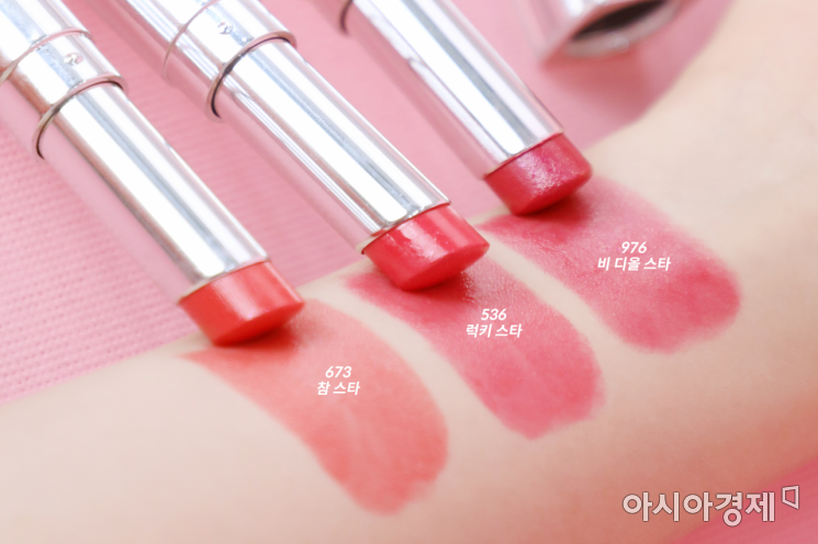디올 '어딕트 스텔라 헤일로 샤인 립스틱'의 발색샷 #673 참스타, #536 럭키스타, #976 비 디올 스타