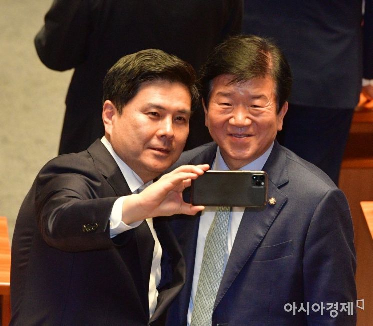 박병석 더불어민주당 의원과 지상욱 미래통합당 의원이 20일 국회 본회의장에서 기념 사진을 찍고 있다./윤동주 기자 doso7@
