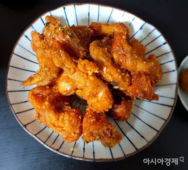 '버거 신화' 이어 '치킨+치즈볼 신화'…맘스터치의 야심작 '간장치킨치즈볼세트'