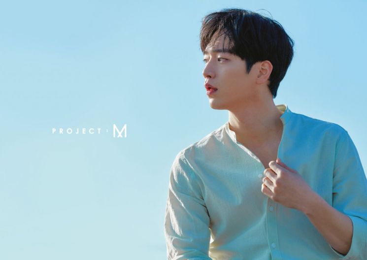 서강준의 여름 휴양지 무드