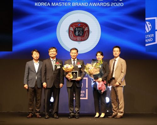 21일 대한민국 대표브랜드 선정위원회 주관으로 신라호텔에서 개최된 2020년 대표민국 대표브랜드 시상식에서 진안 홍삼제품 공동브랜드인 ‘진안홍삼’이 인삼제품 부문에서 대상을 받았다. 사진=진안군 제공