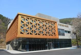 부산전통예술관 전경. 이곳에서 무형문화재 명장들이 직접 기능을 전수하는 프로그램이 진행된다.