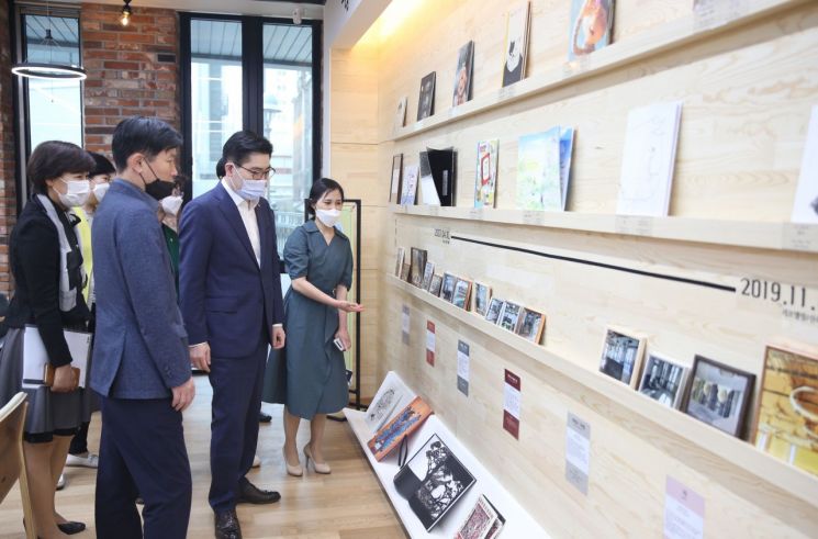 이정훈 강동구청장이 새롭게 탄생한 강동구립 성내도서관을 둘러보고 있다.