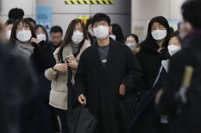 지난 2월 신종 코로나바이러스 감염증 여파로 마스크를 착용한 시민들이 지난 서울 여의도 일대를 지나가고 있다./사진=연합뉴스