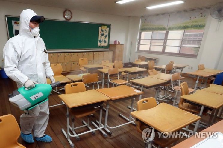지난달 12일 광주 북구 문화초등학교에서 병역 관계자가 개학을 앞둔 교실을 소독하고 있다.  / 사진=연합뉴스