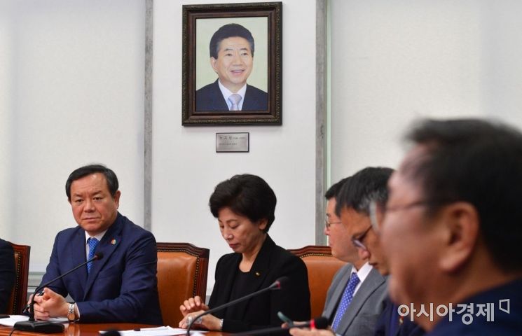 민주당 "노무현 정신으로 국민 통합과 검찰 개혁"