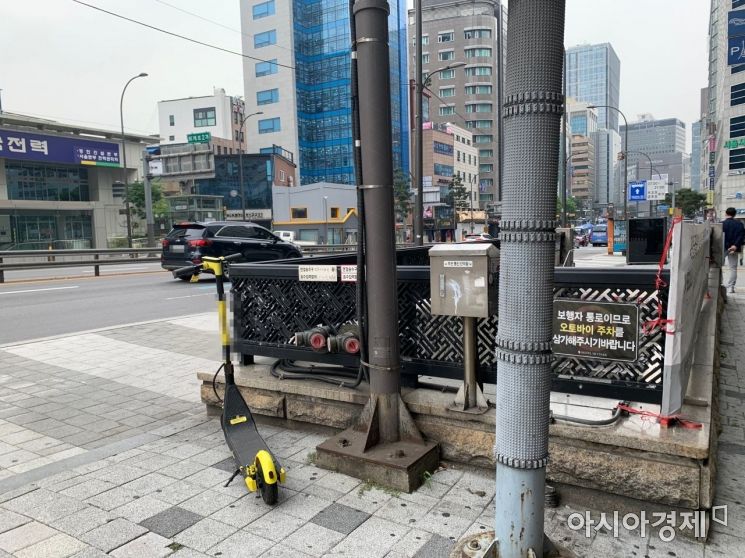 [르포]"넘어질 뻔했어요" 전동 킥보드 '무법 주차' 시민들 보행 불편
