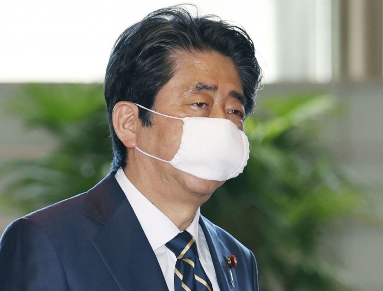 아베 신조 일본 총리가 14일(현지시간) 천 마스크를 쓴 채 관저로 들어가고 있다. [이미지출처=연합뉴스]