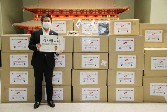 나카가와 겐 일본 나라시장이 경주시가 보낸 방역물품을 받은 후 ‘감사합니다’란 팻말을 들고 서 있는 모습. / 사진=경주시