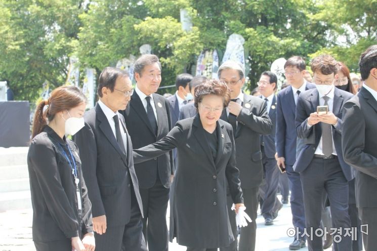 노무현 대통령 서거 11주기 추도식을 마치고 권양숙 여사와 주요인사들이 함께 인사하고 있다.