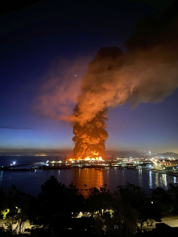 美 샌프란시스코 유명 관광지 '피셔맨스워프' 화재…인명피해는 없어