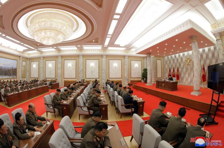 북한 김정은 국무위원장 주재로 노동당 중앙군사위원회 제7기 제4차 확대회의가 진행됐다고 조선중앙통신이 24일 보도했다.