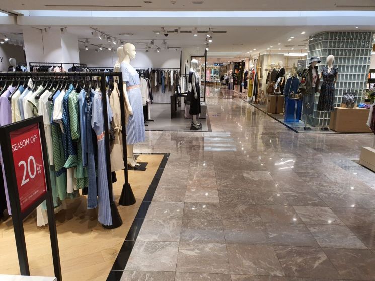 사회적 거리두기 2.5 시행에 오프라인 유통업체 '희비'   