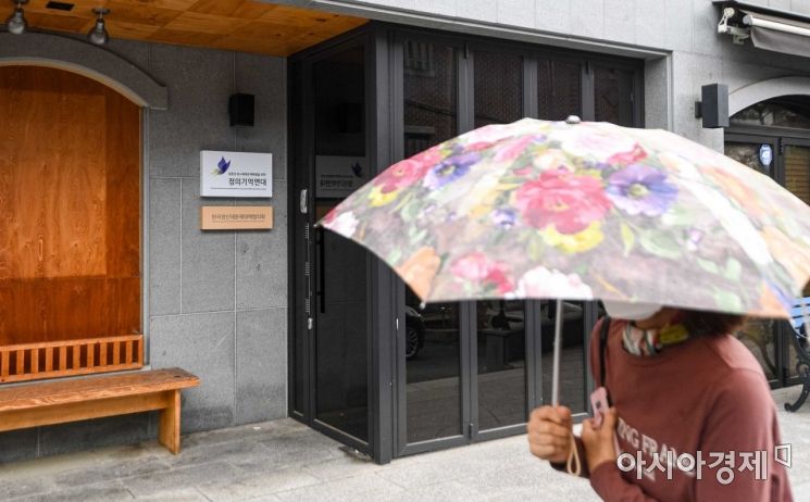 정의기억연대의 후원금 사용이 불투명하다며 문제를 제기하고 나섰던 이용수 할머니의 2차 기자회견을 앞둔 25일 서울 마포구 정의기억연대 사무실에 적막감이 감돌고 있다./강진형 기자aymsdream@