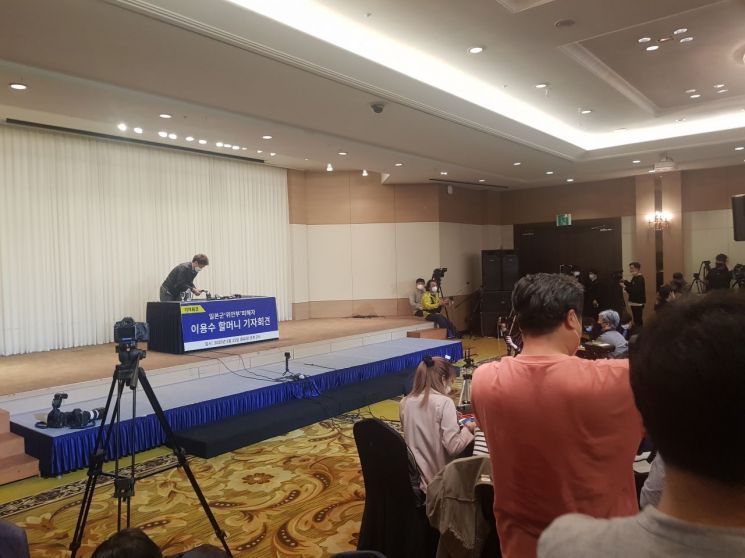 25일 일본군 위안부 피해자 이용수(92) 할머니가 정의기억연대 문제와 관련한 두번째 기자회견이 열리는 호텔 인터불고 대구에서 관계자들이 기자회견을 준비하고 있다.