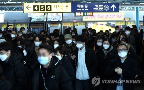 지난 3월11일 오전 시민들이 마스크를 쓴 채 서울 구로구 신도림역을 통해 출근하고 있다/사진=연합뉴스