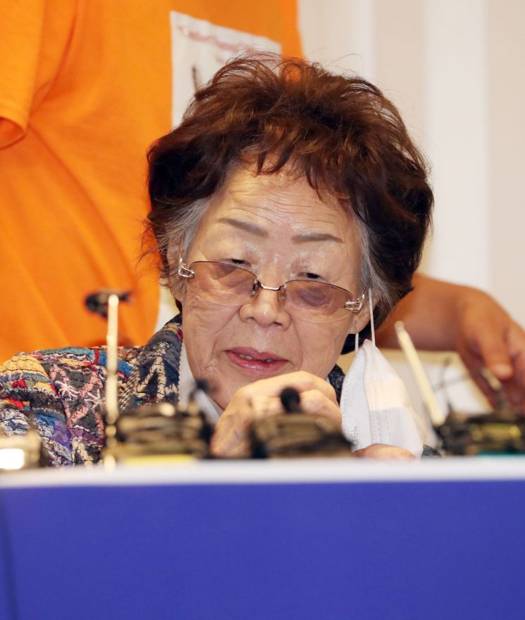 [속보]이용수 할머니 "윤미향, 찾아와 무릎 꿇어…측근도 뻔뻔하기 짝이없다" 