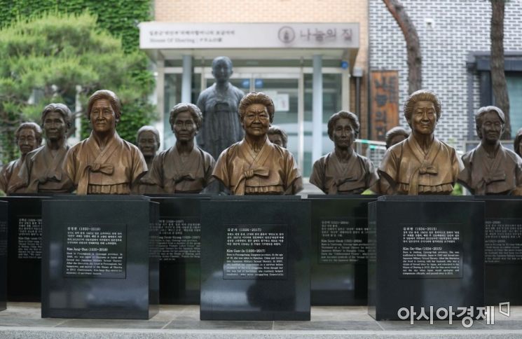 일본군 위안부 피해자 이용수 할머니의 2차 기자회견이 열린 25일 경기도 광주시 나눔의 집에 돌아가신 위안부 피해 할머니들의 흉상이 세워져 있다.