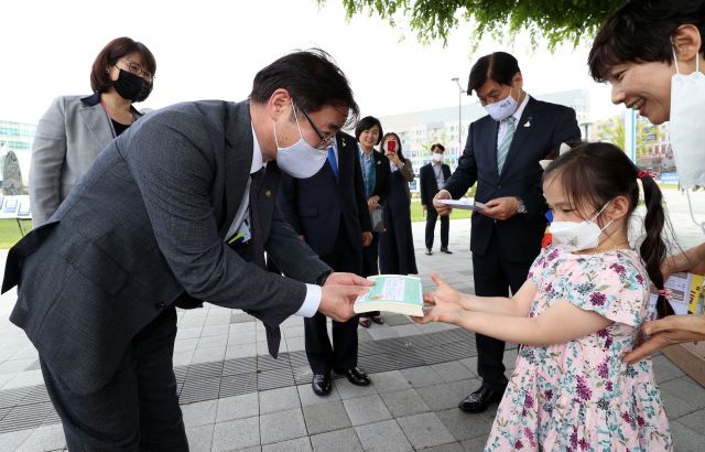 오영우 문체부 차관, 코로나19로 지친 아이들 격려