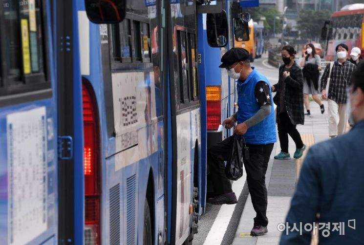 26일부터 마스크를 착용하지 않으면 버스와 택시, 철도 이용이 제한된다. /김현민 기자 kimhyun81@