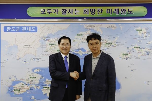 (좌측) 신우철 군수와 사업주 우명석 대표가 지난 21일 군수실에서 면담을 마치고 악수 하고 있다. (사진=완도군 제공)