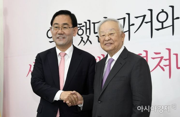 주호영 미래통합당 원내대표와 손경식 한국경영자총협회장이 25일 국회에서 만나 간담회를 갖기에 앞서 악수를 나누고 있다./윤동주 기자 doso7@