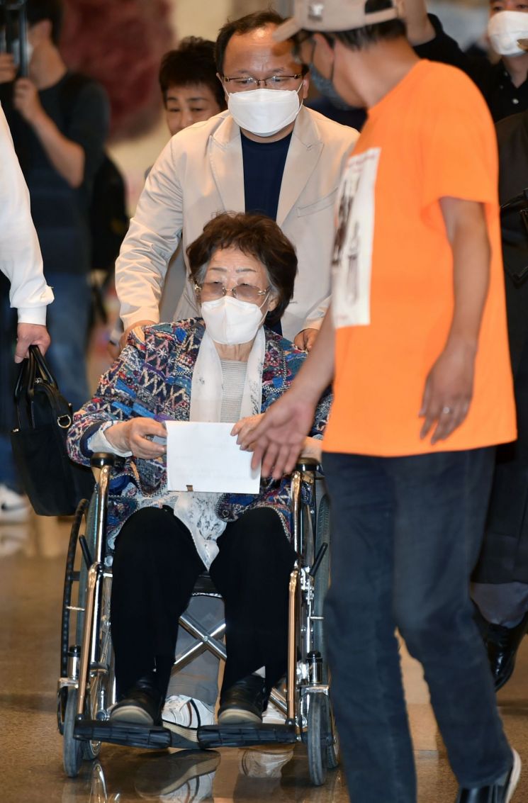일본군 위안부 피해자 이용수(92) 할머니가 25일 오후 2차 기자회견을 하기 위해 대구 수성구 만촌동 인터불고 호텔에 마련된 회견장에 들어서고 있다 [이미지출처=연합뉴스]