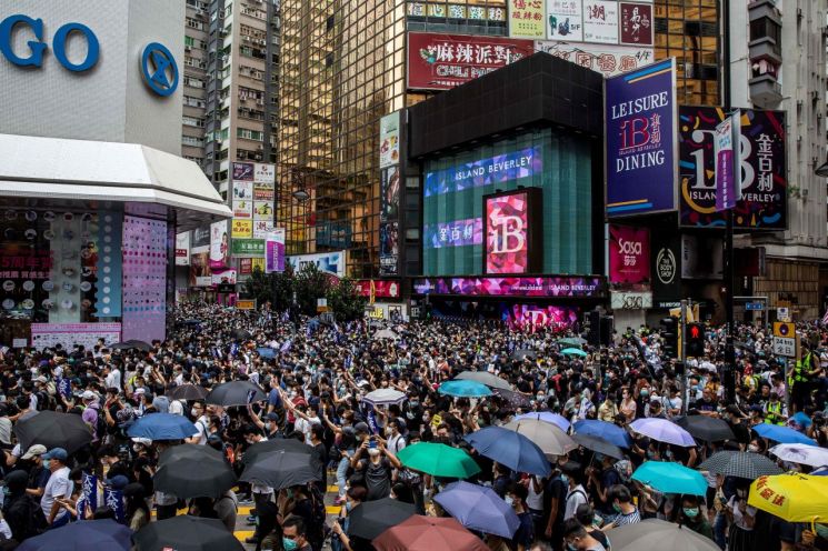 중국의 국가보안법 제정 움직임에 반발한 홍콩 시민들이 24일 시위에 참여하기 위해 번화가인 코즈웨이베이를 가득 메우고 있다. [이미지출처=연합뉴스]