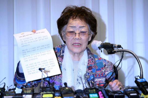 일본군 위안부 피해자 이용수(92) 할머니가 25일 오후 대구 수성구 만촌동 인터불고 호텔에서 기자회견을 하고 있다./사진=연합뉴스
