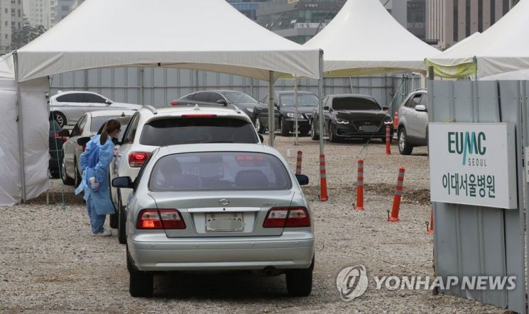 서울 강서구 마곡엠벨리 영렘브란트 미술학원 신종 코로나바이러스 감염증(코로나19) 확진 강사와 관련된 6세 유치원생이 코로나19 신규 양성 판정을 받은 25일 오후 서울 강서구 이대서울병원 드라이브 스루 선별진료소 앞에서 유치원생들을 태운 차량들이 줄지어 서있다. / 사진=연합뉴스