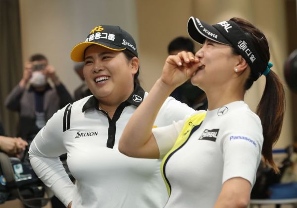 박인비(왼쪽)와 유소연이 골프존 LPGA매치플레이챌린지에서 환하게 웃고 있다.