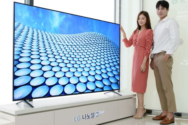 LG전자가 65형 화면에 8K 해상도를 구현한 나노셀 TV 신제품 2종을 출시한다. LG 나노셀 TV는 약 1나노미터 크기 입자를 활용해 색 표현력을 높이는 기술이 적용됐다. 모델들이 나노셀 TV를 소개하고 있다.