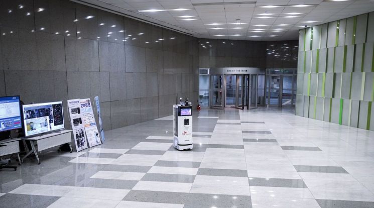 코로나19방역로봇이 서울 중구 을지로 소재 SK텔레콤 본사에서 방역을 하고 있다.