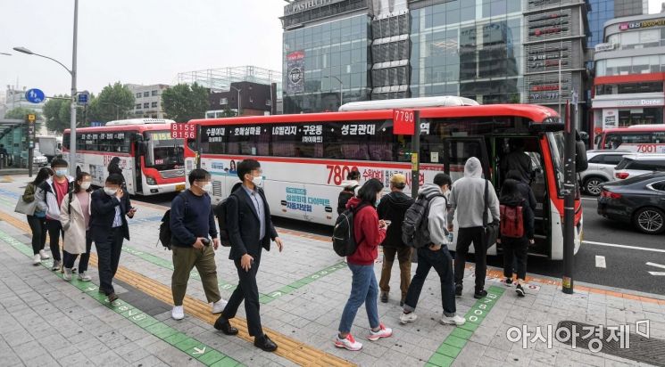 [포토]마스크 착용하고 버스 탑승하는 시민들
