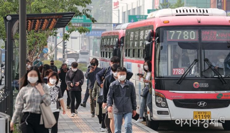 정부가 마스크를 쓰지 않은 시민들의 대중교통 이용을 제한하는 조치를 내린 26일 서울 사당역 버스정류장에서 시민들이 마스크를 착용한채 버스를 이용하고 있다./강진형 기자aymsdream@