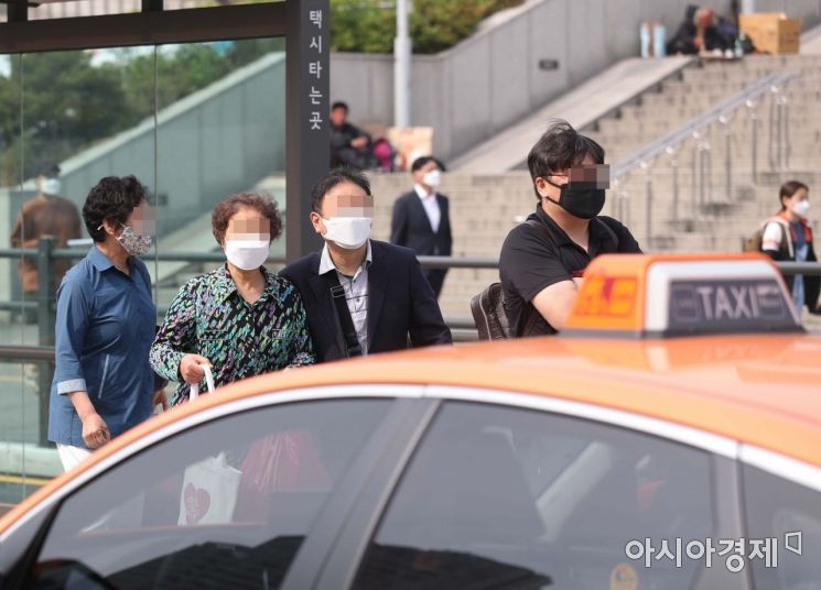 대중교통 마스크 착용 의무화 첫날인 26일 서울역 앞에서 마스크를 쓴 시민들이 택시를 기다리고 있다. /문호남 기자 munonam@