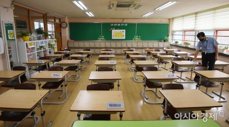 학교 관계자가 교실 환경을 점검하고 있다.(사진=아시아경제DB)