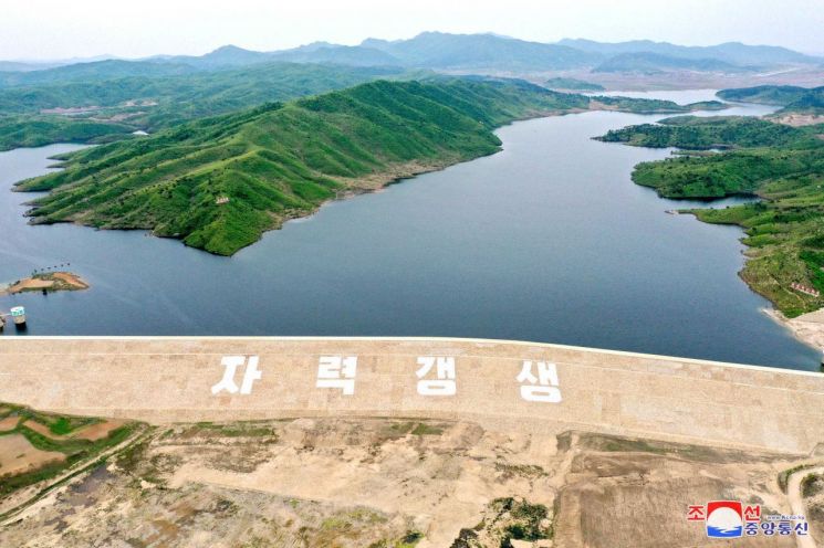 북한 황해남도의 물길(수로) 건설 2단계 공사가 마무리됐다고 조선중앙통신이 지난 22일 촬영해 보도했다.