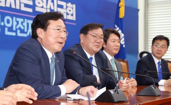 김기문 중소기업중앙회 회장(왼쪽 첫 번째)이 26일 국회에서 김태년 더불어민주당 원내대표(왼쪽 두 번째)를 만나 고용유지지원금 한도 확대와 요건 완화 등의 필요성을 강조하고 있다.