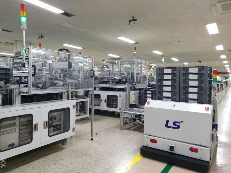 LS ELECTRIC 청주 스마트공장에서 무인운반차(AGV)가 생산된 전자접촉기 완제품을 실어 나르고 있다.