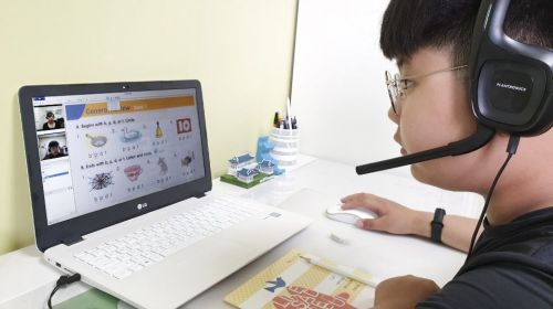 장수군 애향교육진흥재단은 코로나19로 인해 대면수업에 어려움을 겪고 있는 장수군 관내 학생들을 위해 마련한 ‘원어민 화상영어 지원사업’이 학부모와 학생들에게 큰 호응을 얻고 있다. 사진=장수군 제공