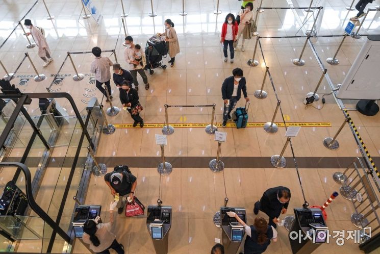 서울 강서구 김포공항 국내선에서 공항 이용객들이 마스크를 착용하고 탑승구로 이동하고 있다./강진형 기자aymsdream@